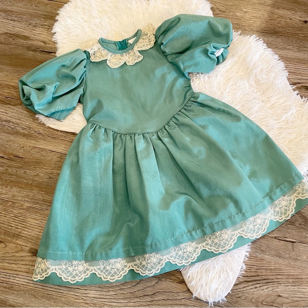 The Children’s Hour Vintage Dress Lace Collar Puff Sleeve Christmas Nutcracker